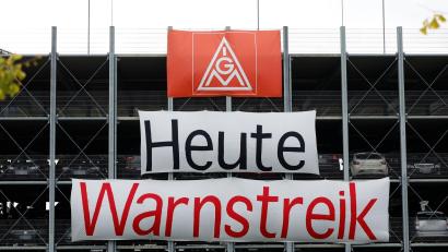 Bild: Heiko Becker/dpa
Blick auf Banner eines Warnstreiks der IG Metall in Schweinfurt.