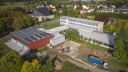 Bild: Wolfgang Erhart/exb
Neben der neuen Turnhalle entsteht ab nächster Woche auf dem bereits fertiggestellten Unterbau die Schul-Container-Lösung.