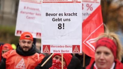 Bild: Gerald Matzka/dpa
Warnstreik der Beschäftigten vor dem Mercedes-Benz Werk in Berlin.