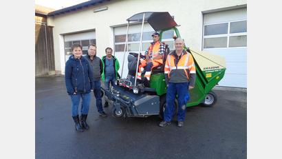 Bild: amö
Gebietsvertreter Walter Friedl (Zweiter von links) und Hermann Schmid (Dritter von links) übergaben das Mehrzweckmähgerät an Bürgermeisterin Sonja Meier und die Bauhofarbeiter.