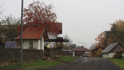 Bild: wro
Ausschlaggebend für die Gewährung eines Zuschusses aus dem Europäischen Landwirtschaftsfonds für die Entwicklung des ländlichen Raums (ELER) für die Dorferneuerung in Triebendorf war die Aufnahme des östlichen Fahrbahn-Seitenastes in das Projekt.