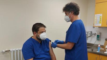 Bild: Sabina Hasenbank/exb
Gingen mit gutem Beispiel bei der Grippeimpfung voran – Dr. Josef Zäch (rechts) und Steffen König.