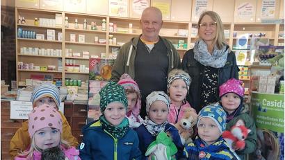 Bild: Sybille Heyer/exb
Die St. Barbara Apotheke spendet 2000 Euro an die beiden Kindergärten in Pfreimd.
