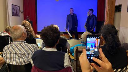 Bild: glb
Regie-Dozent Michael Rösel (links) und Regisseur Daniel Popat (rechts) standen dem Publikum bei der Haunritz-Premiere im legendären Privatkino in der Oberschleif Rede und Antwort.