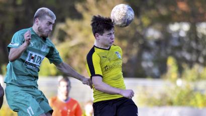 Archivbild: Hubert Ziegler
Augen zu und durch, nach dem Spiel ist Winterpause. Ambergs Frank Wagner (rechts) bei einem Kopfballduell.