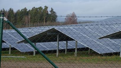 Bild: hou
Die Photovoltaikanlage auf einer steilen Anhöhe nördlich von Wolfring kann erweitert werden. Allerdings nur dann, wie der Gemeinderat befand, wenn der Betreiber seine Auflagen hinsichtlich von Ausgleichsmaßnahmen erfüllt.