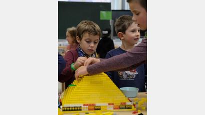 Bild: Katharina Laurer/exb
Eine Pyramide aus Klemmbausteinen: Beim ökumenischen Kinderbibeltag, in dessen Mittelpunkt die Geschichte von Josef und seinen Brüdern stand, ließen die 80 Kinder unter anderem das alte Ägypten lebendig werden.