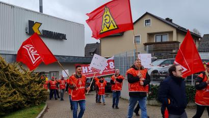 Bild: dob
Die Kennametal-Arbeiter legen für den Warnstreik die Arbeit nieder. Sie fordern mehr Geld.