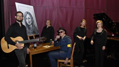 Bild: Petra Hartl
Kurz bevor das Licht ausgeht im Stadttheater beim Konzert im Dunkeln - die Akteure von "The third Eye": Meindert Mak (Gitarre), Michael Schmiedel (Gitarre), Dagmara Siuty (Sopran), Sofia Vasheruk (Klavier) und Erika Ott (Klavier). Zum Team gehören auch Rosa-Maria Kramer (Text) und Katharina Ott (Zeichnungen).