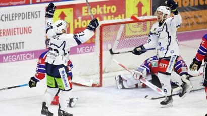 Bild: Roland Rappel
Die Blue Devils empfangen am Sonntag den Deggendorfer SC. Im Hinspiel bejubelten die Weidener (im Bild Tomas Rubes, links, und Robert Hechtl) in Niederbayern einen 4:0-Erfolg.