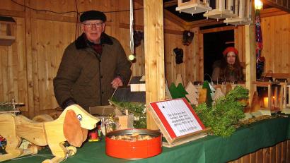 Archivbild: R. Kreuzer
Weihnachtliche Dekoration und viele Lichter sorgen bei der sechsten Schirmitzer Dorfweihnacht für romantische Atmosphäre. Der Erlös aus dem Verkauf der Bastelsachen geht, wie am Stand von Dr. Franz Baumgartner, wieder an gemeinnützige Projekte.