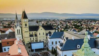 Bild: Kovács Bálint/Ungarisches Tourismusamt/HTA/dpa 
Veszprem ist 2023 mit der Balaton-Gegend Kulturhauptstadtregion Europas.