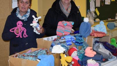 Bild: rgr
Ingrid Meyer (von links) und Theresia Käß vom Strickkreis übergeben Handarbeiten an den Bürgerladen Grafenwöhr.