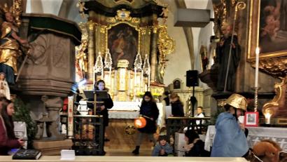 Bild: do
Einfühlend spielten die Kinder des Ortes in der Pfarrkirche St. Georg in moderner Form die Legende von St. Martin