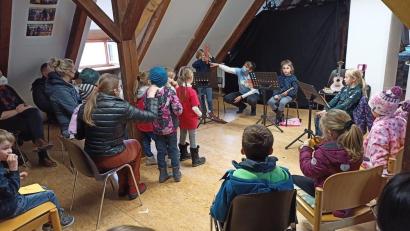 Archivbild: Rudi Plonner/exb
Die Sing- und Musikschule Pfreimd ist eine etablierte Einrichtung. Mit "offenem Unterricht" (Bild) wirbt sie immer wieder um Schüler. Mit einem Förderantrag warb sie nun um einen Zuschuss des Landkreises.