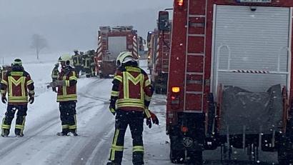 Bild: dob
Für eine 21-jährige Autofahrerin aus Eslarn ist die schneebedeckte Fahrbahn am Samstag zum Verhängnis geworden.