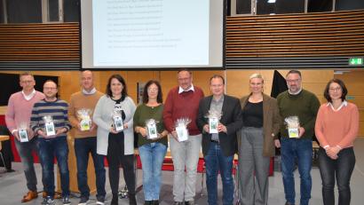 Bild: ak
Cornelia Dittmar (rechts) und Inga Grube (Dritte von rechts) vom Planungsbüro "UmbauStadt" aus Weimar dankten den Mitgliedern des ISEK-Lenkungsteams mit einem kleinen Präsent für die intensive Mitarbeit.