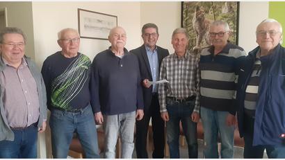 Bild: gis
Verwaltungsleiter Lothar Huber (von links), Feldgeschorenen-Obmann der Gemeinde Richard Matt, Arthur Kilgert, Bürgermeister Franz Tauber, Ottmar Wiche, Herbert Bodisch und Friedrich Freiberger