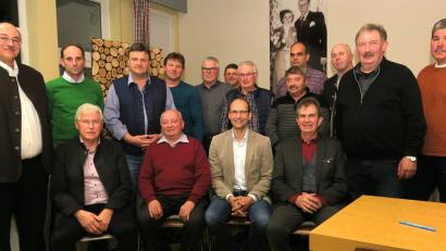 Bild: Hirsch
Kreisobmann Josef Irlbacher, Vizepräsident Ely Eibisch und Behördenleiter Georg Mayer (sitzend von rechts) ehrten langjährige Ortsobmänner des Bayerischen Bauernverbandes. Darunter auch Sebastian Lindner aus Weihern-Stein (sitzend Zweiter von links), der dieses Ehrenamt bereits seit 50 Jahren ausübt.
