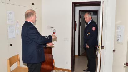 Bild: fjo
Mit den Händen zeigt Kommandant Markus Schwarz seinem Reichenauer Amtskollegen Josef Spitzner an Ort und Stelle den entstandenen Abstand von bis zu 15 Zentimeter zwischen Mauern und Betondecke im Obergeschoss des Feuerwehrhauses.
