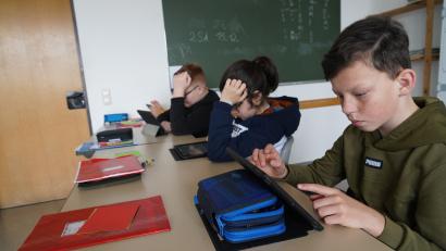 Bild: kaz
Hefte, Stifte und ein I-Pad liegen ganz selbstverständlich auf den Tischen der Schüler.
