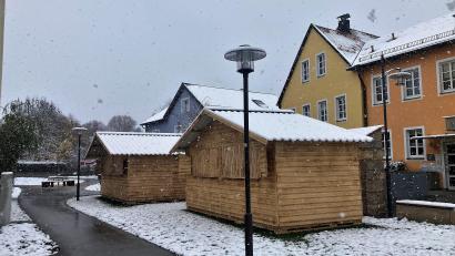 Bild: stg
Die beiden Buden für den Kemnather Wintergarten sind schon aufgebaut, der erste Schnee liegt auch schon auf den Dächern.