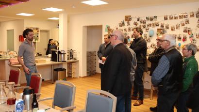 Bild: mrr
Einrichtungsleiter der Tagespflege in Rieden, Johannes Sellmeyer (links), führte im Anschluss an die Versammlung durch die Räume der Tagespflege "Unteres Vilstal".