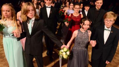 Bild: Kunz
Sich nur keinen Fehltritt erlauben. Die Blicke waren bei der Polonaise noch vorsichtig gesenkt. Abschlussball der drei Weidener Gymnasien.