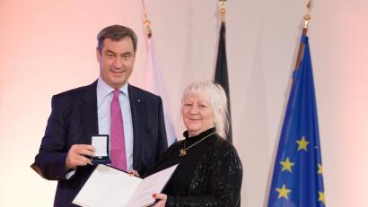 Bild: Bayerische Staatsregierung/Timm Schamberger/exb
Silvia Kromp bekommt das Ehrenzeichen von Markus Söder überreicht.