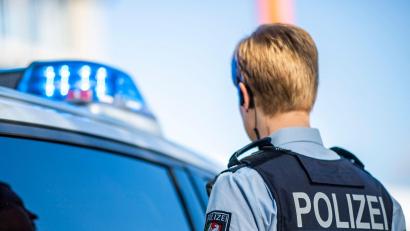 Symbolbild: David Inderlied/dpa
Die Polizei musste einem Mann in Unterfranken an seinem Geburtstag den Fernseher und seine Musikanlage wegnehmen.