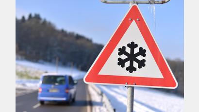 Symbolbild: Foto: Uwe Anspach / dpa
Vorsicht Glätte: Wer bei winterlichen Wetterverhältnissen seine Geschwindigkeit nicht anpasst, riskiert einen Unfall. Am Samstag passierten in Weiden gleich fünf binnen weniger Minuten.