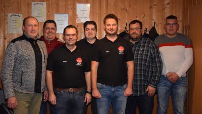 Bild: fla
Zweiter Bürgermeister Roman Bauer (links) gratulierte dem neu gewählten Vorstand Christian Wittmann (Dritter von rechts), seinem Stellvertreter Bernhard Lindner (Dritter von links), Kassier Georg Gollwitzer (Zweiter von links) und Schriftführer Matthias Bergler (Vierter von links) zur Wahl. Mit im Bild Kassenprüfer Thomas Troidl (Zweiter von rechts) und Mitglied Markus Löw (rechts).