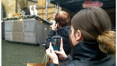 Bild: tk
Veronika und ihr Freund Luca können es kaum erwarten, bis der Amberger Weihnachtsmarkt am Donnerstag, 24. November, öffnet. Am vergangenen Samstagnachmittag machten sie schon mal Fotos von den Buden und der Dekoration.
