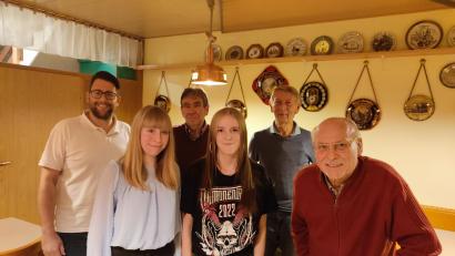 Bild: Andy Deml/exb
Vorstellung des Auerbacher Christkinds mit (von links) Stefan Kroher (Stadtverband), Marina Brütting
Anton Lord (Stadtverband), Lisa Deinzer, Theo Schleicher sowie Alfred Graf.