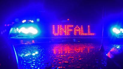 Symbolbild: Stefan Puchner/dpa
Der Schriftzug "Unfall" leuchtet zwischen zwei Blaulichtern auf dem Dach eines Polizeiwagens.