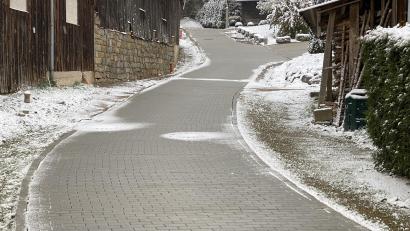 Bild: Josef Glas
Ein Anlieger hat diese Straße in Großenschwand eigenmächtig und ohne Zustimmung der Gemeinde gepflastert.