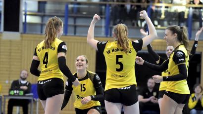 Archivbild: Hubert Ziegler
Freude bei den Volleyballdamen des SV Hahnbach. Sie gewannen ihr Auswärtsspiel in Zirndorf.