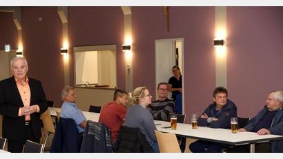 Bild: bkr
Bürgermeister Günter Kopp (links) zeichnete sich wieder als Zahlengenie aus. Alle Daten hatte er im Kopf parat.