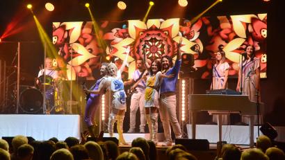 Bild: bey
"ABBAMUSIC" passt sich beim Konzert in der Mehrzweckhalle bestens an das musikalische Vorbild aus Schweden an.