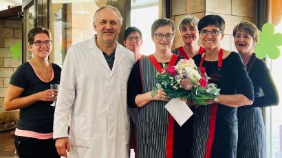 Bild: bö
Seit 25 Jahren ist Sabine Holler (Mitte) bei der Metzgerei Spies in Schmidmühlen beschäftigt. Dazu gratulierten die Metzgereiinhaber und die Kollegen (von links): Daniela Lucht, Martin Spies, Daniela Schmitz, Sabine Holler, Petra Schaller, Gertraud Spies und Evi Meier.