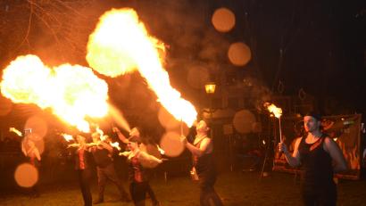 Bild: dob
Eine spektakuläre Hochzeits- und Romantik-Feuershow zauberten die Tänzer der Waidhauser Gruppe "Public Surprise" bei der Aktion des Mittelständischen Wirtschaftskreises "Vohenstrauß im Kerzenschein". Die Besucher waren schier begeistert.