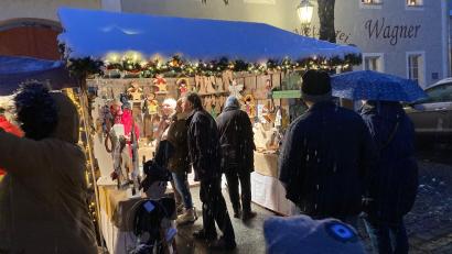 Bild: amö
Handgefertigte Holzdekorationen waren beim Markt in Winklarn sehr gefragt.