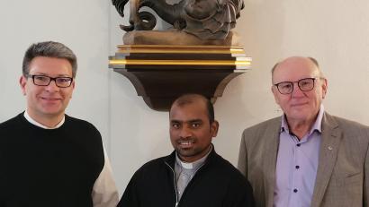 Bild: ads
KAB-Kreispräses Pfarrer Michael Jakob (links) ernennt den neuen Kaplan von St. Georg Suresh Babu Kanumuri (Mitte) zum KAB-Ortspräses. Der KAB-Vorsitzende von St. Georg, Franz Hirmer (links), begrüßt den Kaplan als geistigen Beirat.