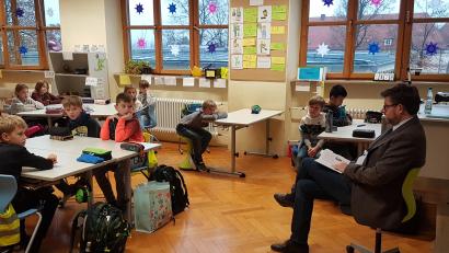 Bild: Grundschule Waldsassen/exb
Einziger Mann unter den Gästen, die an der Grundschule Waldsassen aus Geschichten vorlasen, war Schulamtsdirektor Armin Engel.
