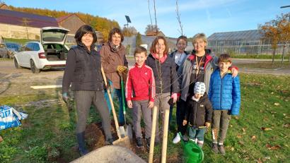 Bild: Franz Ziegelmeier/exb
Die beiden Vorsitzenden Martina Götz (links) und Johanna Scharf (Mitte) pflanzten die Obstbäume mit Helferinnen und Kindern.