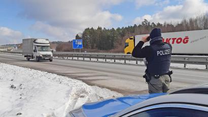 Bild: exb/Bundespolizei
Den Grenzfahndern der Bundespolizei Waidhaus gingen am vergangenen Wochenende 23 Personen ins Netz, die unerlaubt nach Deutschland einreisen wollten.