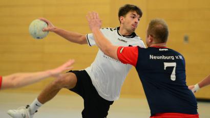 Bild: ham
Die Männer der HSG Nabburg-Schwarzenfeld besiegten den FC Neunburg mit 24.19. In dieser Szene setzt Moritz Müller zum Wurf an, rechts der Neunburger Florian Guha.