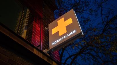 Bild: Julian Stratenschulte/dpa/Symbolbild
Ein Schild Notaufnahme hängt an einem Krankenhaus.