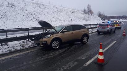 Bild: dob
Eigentlich wollten die beiden Insassen dieses Fahrzeugs zurück nach Tschechien. Doch kurz vor Vohenstrauß krachte die Fahrerin aus Prag in die Mittelschutzplanken.