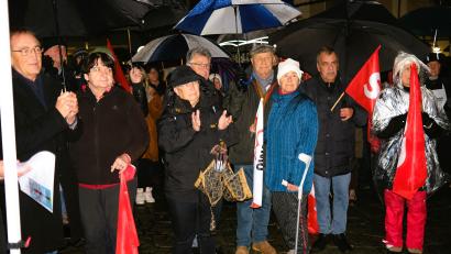 Bild: Hirsch
Das "Bündnis gegen Rechtsextremismus" rief zu einer Gegendemonstration auf. Trotz des schlechten Wetters fanden sich 200 Teilnehmer am Schwandorfer Marktplatz ein. .